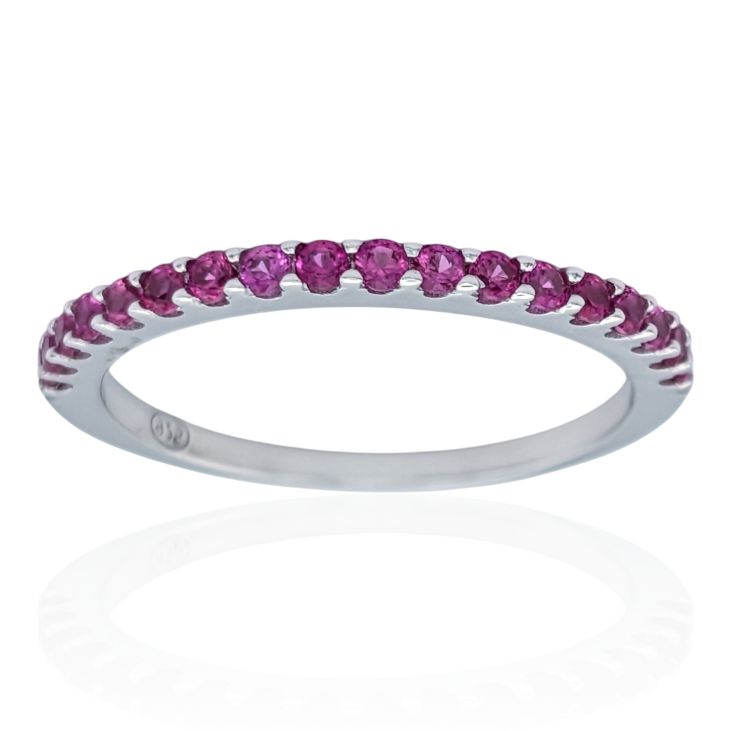 Bague demi-alliance en argent 925 rhodié et corindons synthétiques rouges