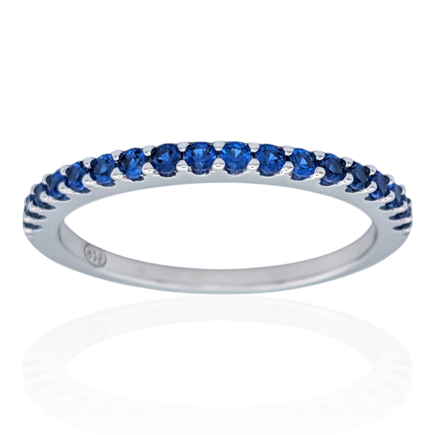 Bague demi-alliance en argent 925 rhodié et corindons synthétiques bleus